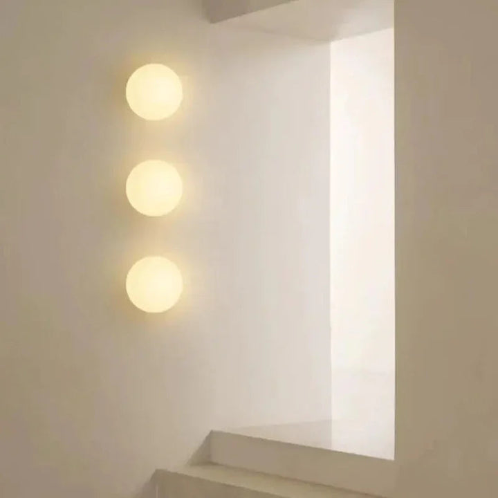 Lampa ścienna z matowego szkła