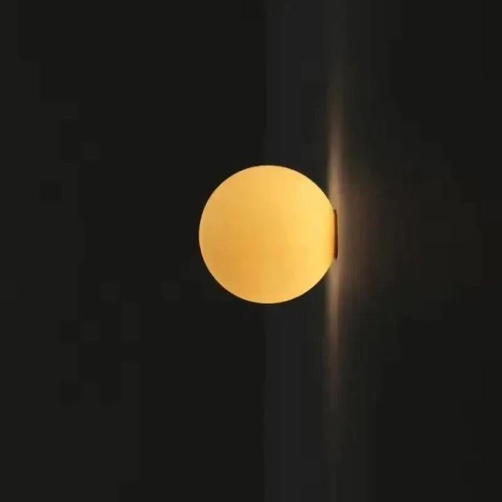 Lampa ścienna z matowego szkła