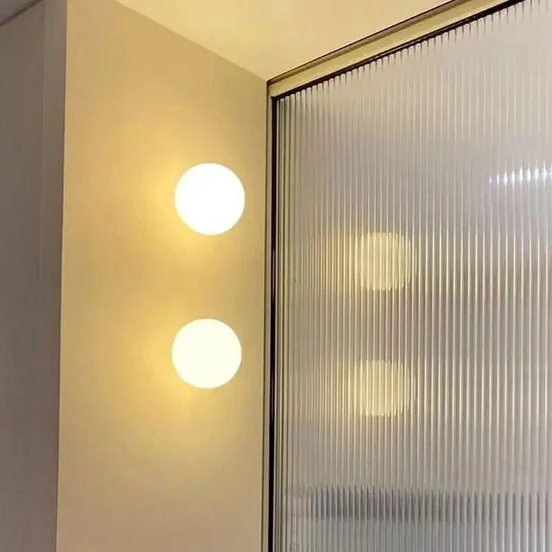 Lampa ścienna z matowego szkła