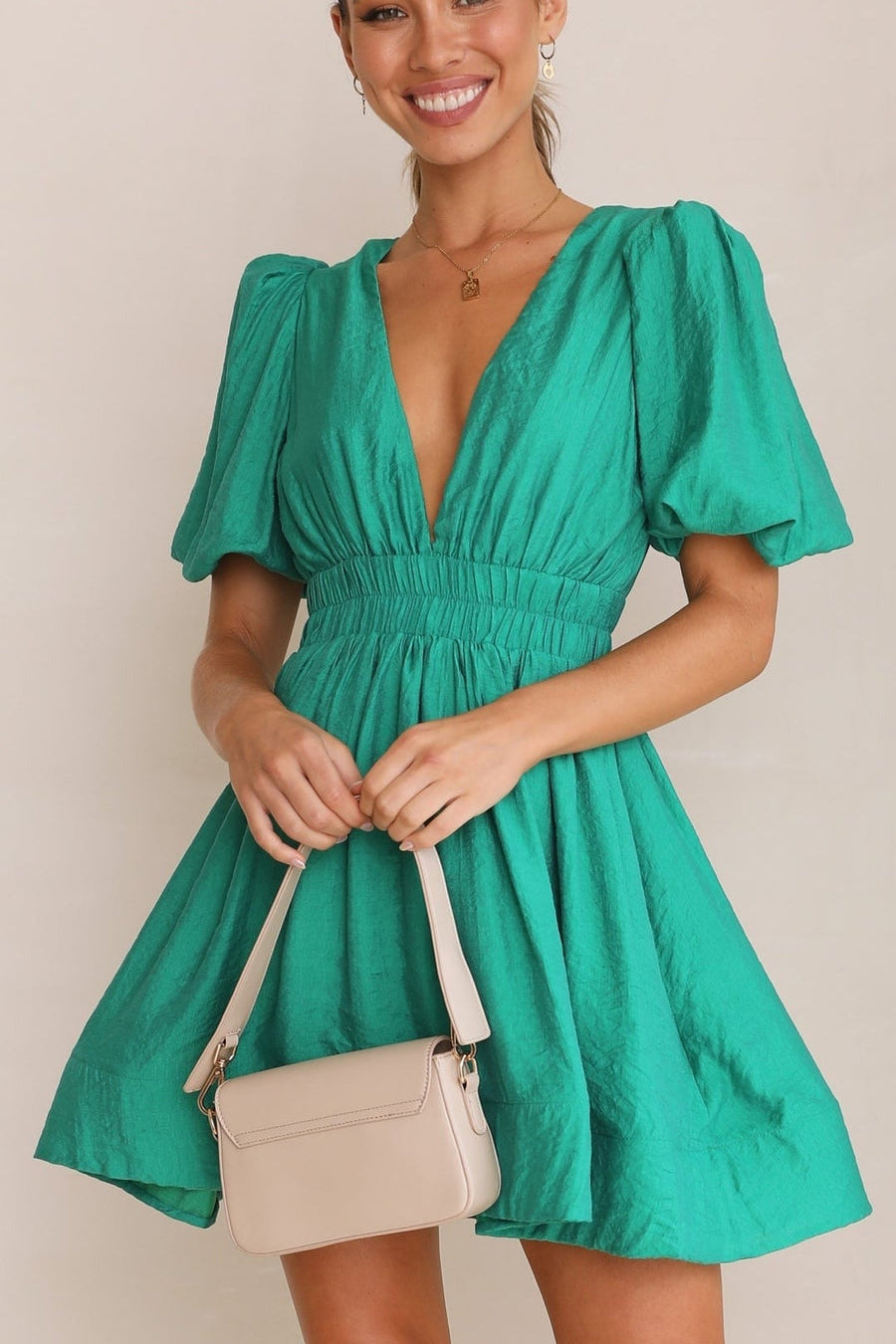 Elegancka i zwiewna mini sukienka