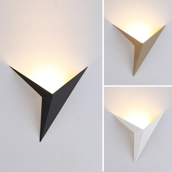 Nowoczesna trójkątna lampa ścienna - TrigoLux