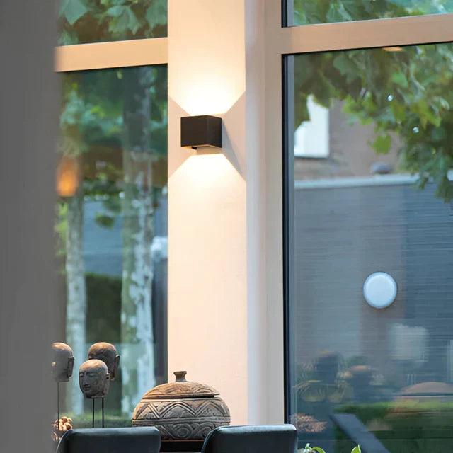 Bezprzewodowa lampa ścienna do wnętrz i na zewnątrz | Lampa LED z baterią i czujnikiem | GlowCube