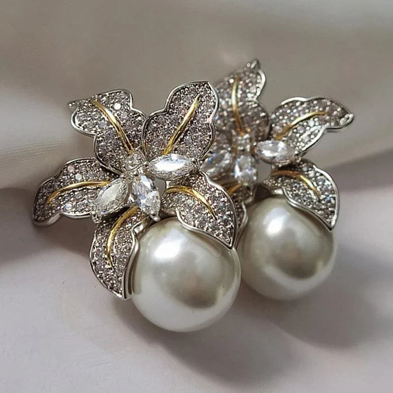 Eleganckie kolczyki z perłą z białego złota z kwiatowymi detalami