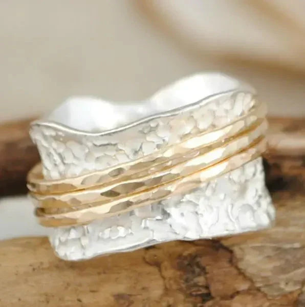 Elegancki cienki pierścionek ze złota i srebra o dopracowanym wzorze