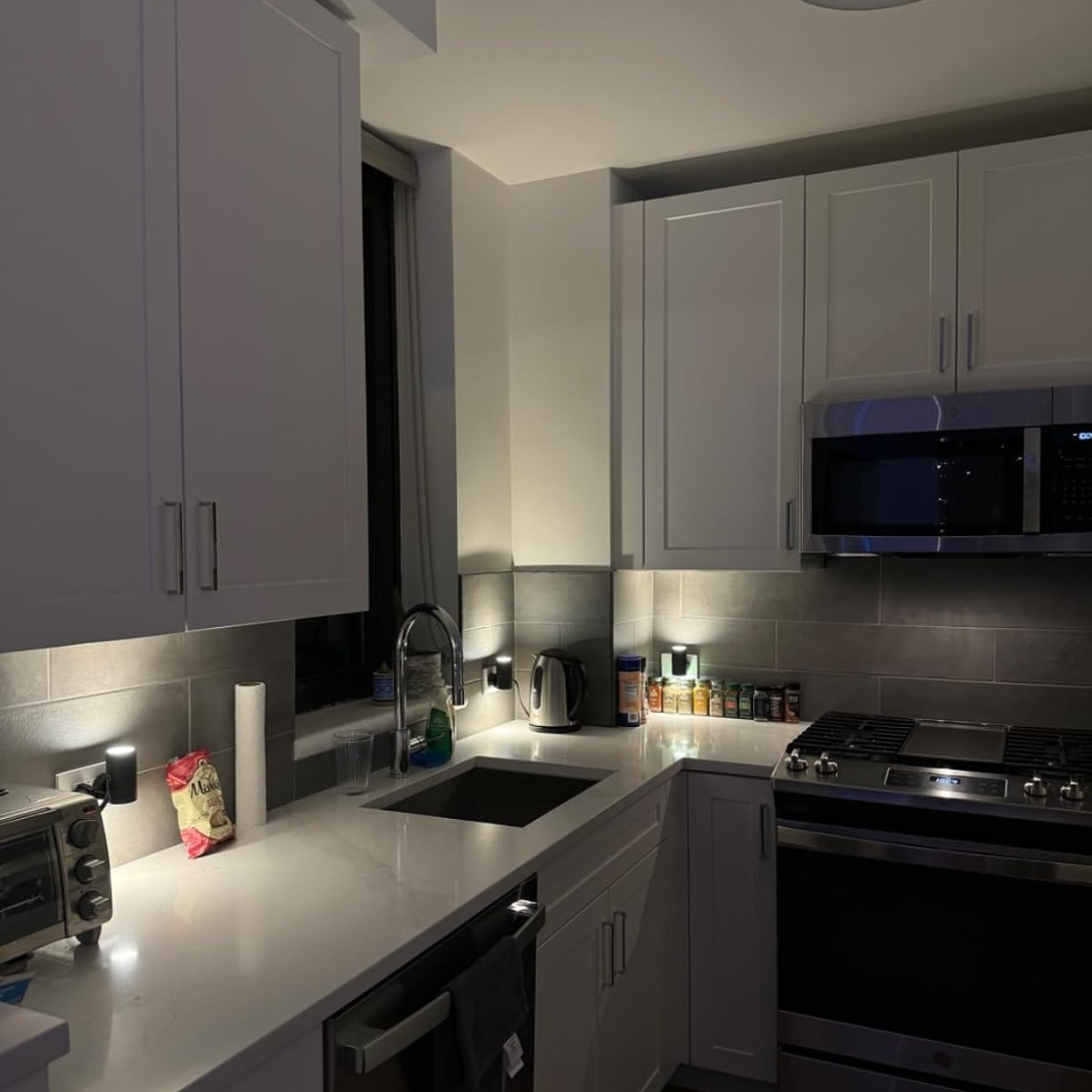 Lampka nocna w stylu Bauhaus – ściemnialne światło LED