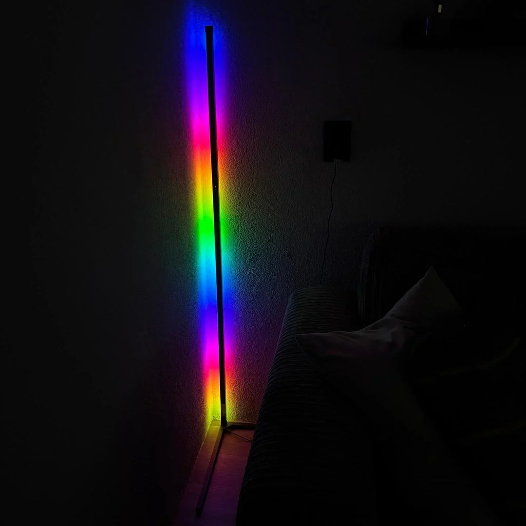 Narożna lampa stojąca LED z pilotem: ściemnialna, nowoczesny design, światło pośrednie