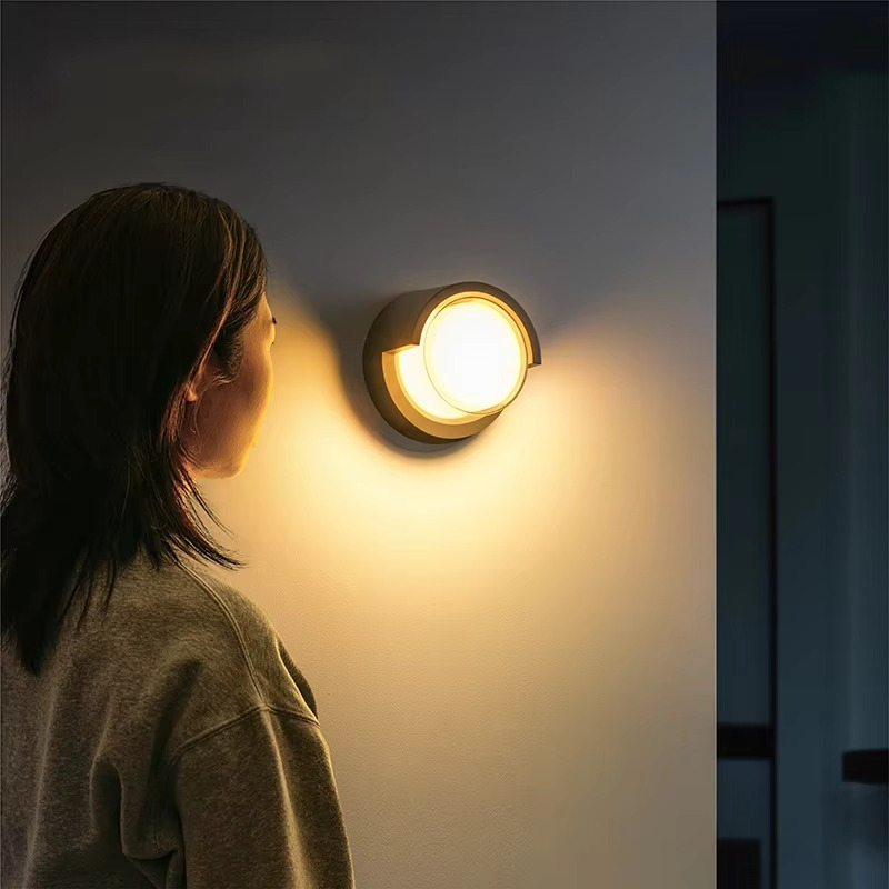 Lampa ścienna zewnętrzna z czujnikiem ruchu – nowoczesny design