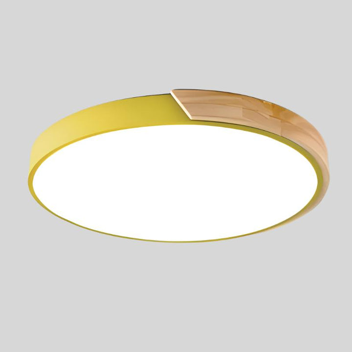 Skandynawska lampa sufitowa LED w kształcie makaronika z drewnianym akcentem do salonu lub sypialni