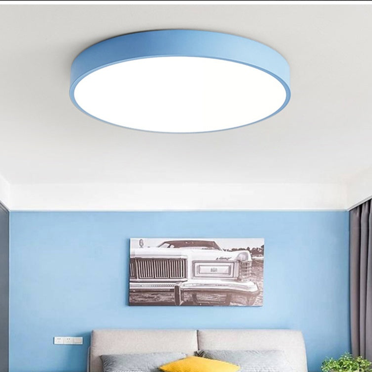 Skandynawska lampa sufitowa LED w kształcie makaronika z drewnianym akcentem do salonu lub sypialni
