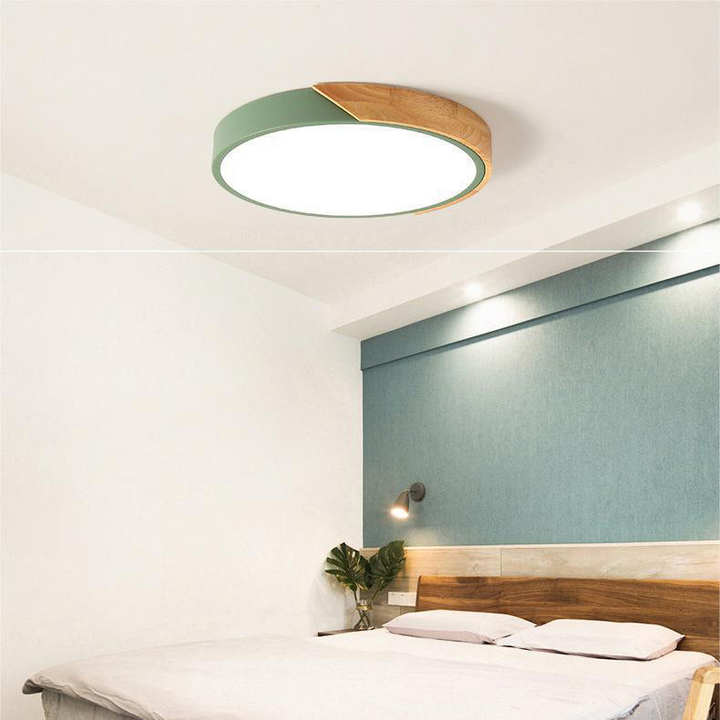 Skandynawska lampa sufitowa LED w kształcie makaronika z drewnianym akcentem do salonu lub sypialni