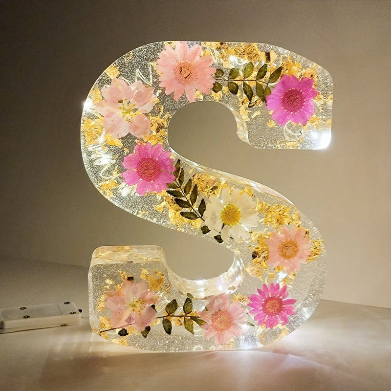 Lampka nocna LumiFlair z inicjałem w kwiatach | Spersonalizowane światło w żywicy z delikatnym oświetleniem LED