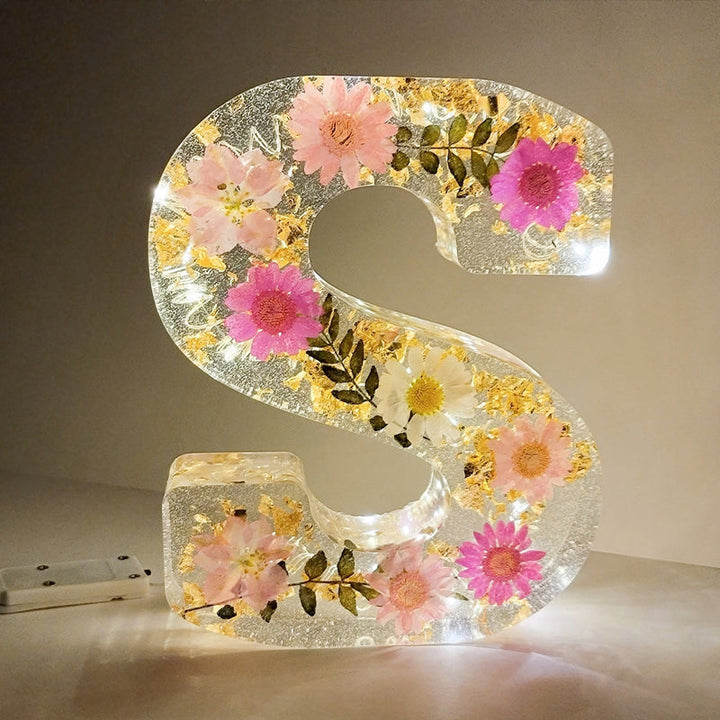 Lampka nocna LumiFlair z inicjałem w kwiatach | Spersonalizowane światło w żywicy z delikatnym oświetleniem LED