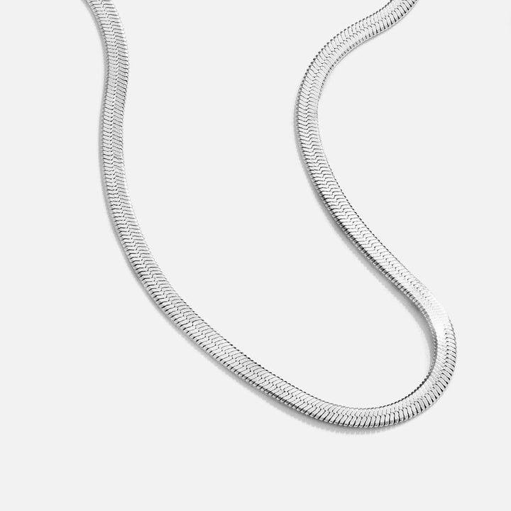 Elegancki srebrny łańcuszek typu snake z delikatnym połyskiem