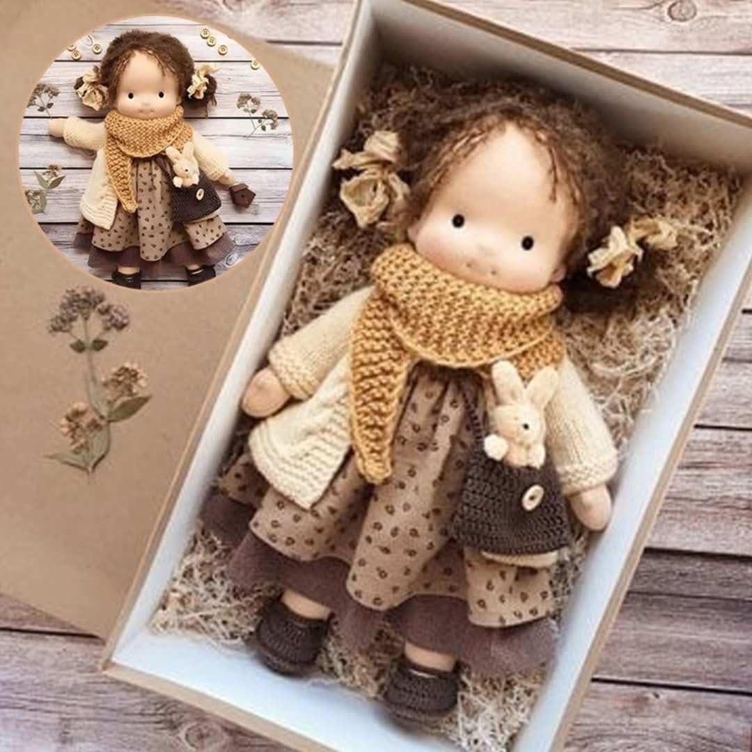 Ręcznie robiona lalka waldorfska z naturalnych materiałów – wysokość 30 cm