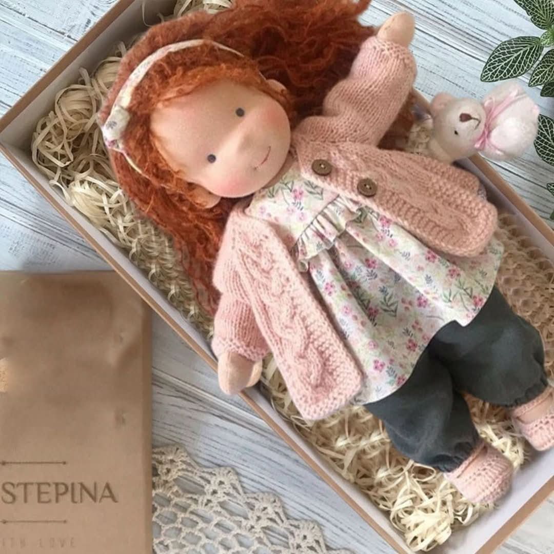 Ręcznie robiona lalka waldorfska z naturalnych materiałów – wysokość 30 cm