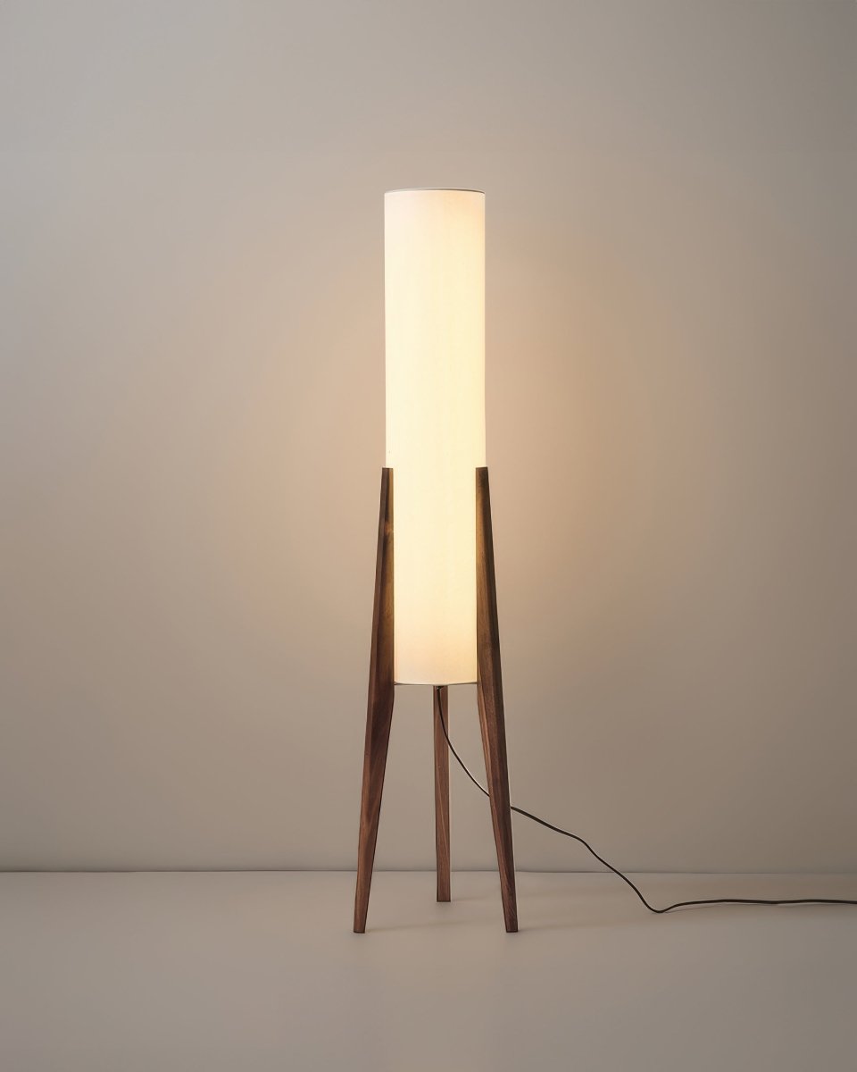 Lampa podłogowa z drewna orzechowego - świetlna sztuka do każdego wnętrza