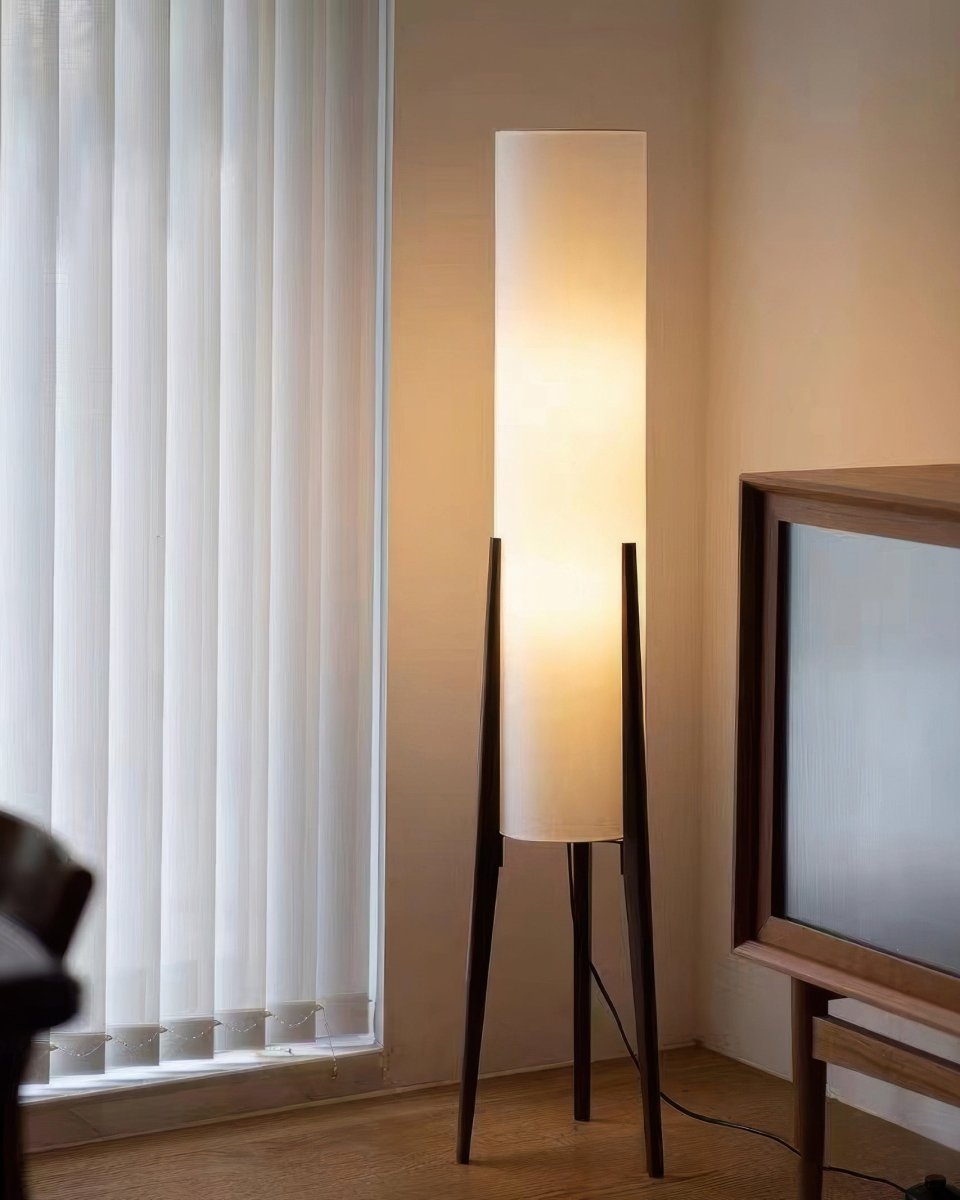 Lampa podłogowa z drewna orzechowego - świetlna sztuka do każdego wnętrza