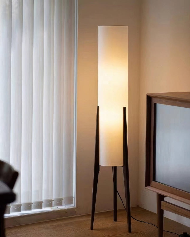 Lampa podłogowa z drewna orzechowego - świetlna sztuka do każdego wnętrza